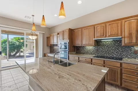 Kitchen - 62159 E Iron Crest Dr, Tucson, AZ 85739 photo 5 of 7