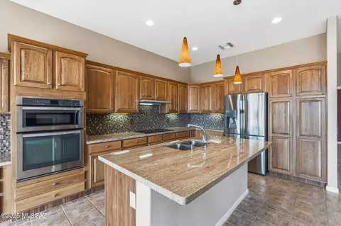 Kitchen - 62159 E Iron Crest Dr, Tucson, AZ 85739 photo 4 of 7