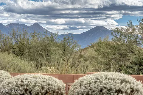 899 W Calle Artistica, Green Valley, AZ 85614