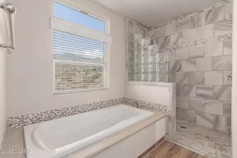 Bath - 18045 E Mountain Canyon Rd, Vail, AZ 85641 photo 2 of 3