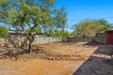 Exterior - 2925 E Loretta Dr, Tucson, AZ 85716 photo 10 of 11