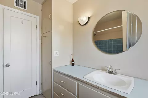 Bath - 2925 E Loretta Dr, Tucson, AZ 85716 photo 3 of 5