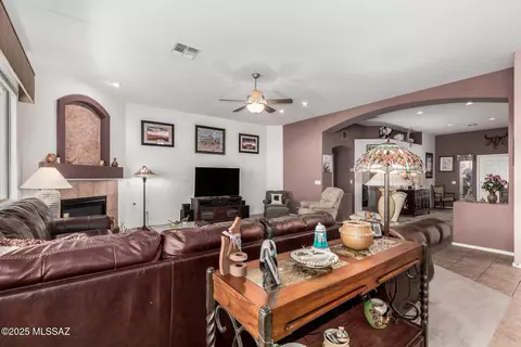 Living - 60621 Eagle Heights Dr, Tucson, AZ 85739 photo 3 of 4