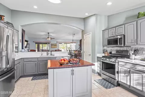 Kitchen - 62394 E Star Crest Dr, Tucson, AZ 85739 photo 2 of 5