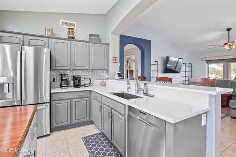 Kitchen - 62394 E Star Crest Dr, Tucson, AZ 85739 photo 5 of 5