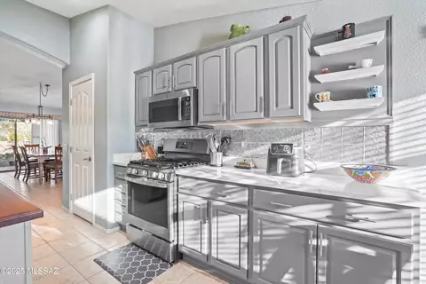 Kitchen - 62394 E Star Crest Dr, Tucson, AZ 85739 photo 4 of 5