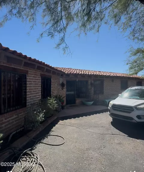805 W Cresta Loma Dr, Tucson, AZ 85704