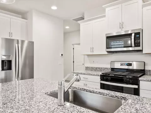 9807 N Summerstone Ave, Tucson, AZ 85743