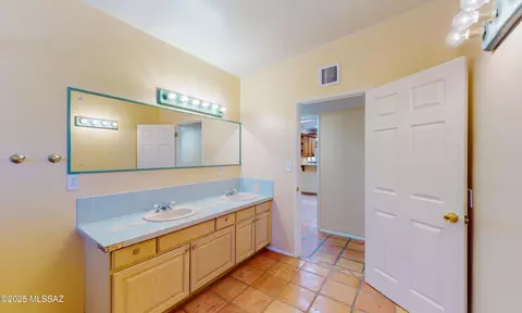 Bath - 5272 E 4th St, Tucson, AZ 85711 photo 2 of 4