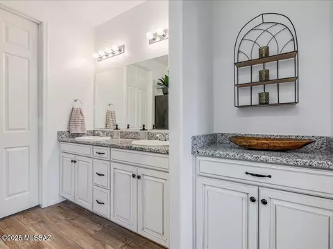 Bath - 11913 E Ryscott Cir, Vail, AZ 85641 photo 2 of 4
