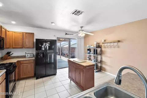 Kitchen - 9990 E Deer Trl, Tucson, AZ 85748 photo 5 of 5