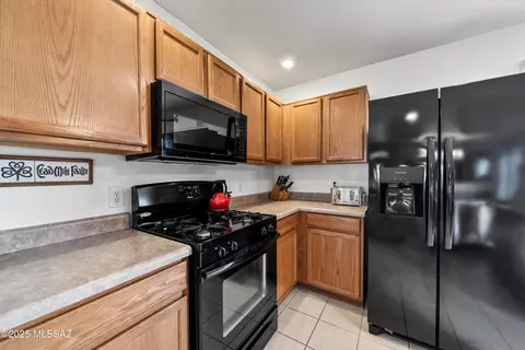 Kitchen - 9990 E Deer Trl, Tucson, AZ 85748 photo 4 of 5