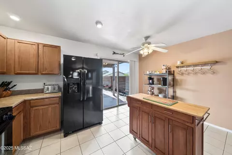 Kitchen - 9990 E Deer Trl, Tucson, AZ 85748 photo 3 of 5