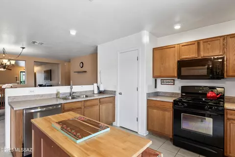 Kitchen - 9990 E Deer Trl, Tucson, AZ 85748 photo 2 of 5