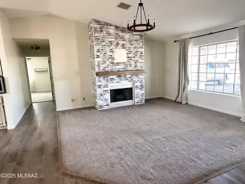 Living - 1402 Bobcat Ln, Willcox, AZ 85643 photo 2 of 3
