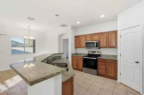 Kitchen - 6661 E Gehrig Ln, Tucson, AZ 85756 photo 4 of 5