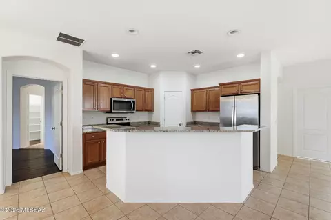 Kitchen - 6661 E Gehrig Ln, Tucson, AZ 85756 photo 5 of 5