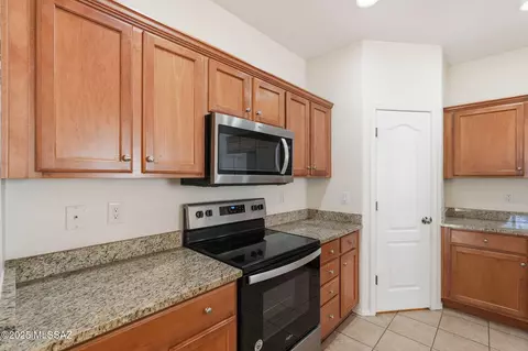 Kitchen - 6661 E Gehrig Ln, Tucson, AZ 85756 photo 2 of 5