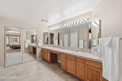 Bath - 62207 E Sand Crst, Saddlebrooke, AZ 85739 photo 1 of 4
