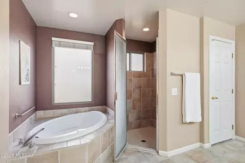 Bath - 62207 E Sand Crst, Saddlebrooke, AZ 85739 photo 2 of 4