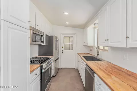 Kitchen - 5322 E Hawthorne St, Tucson, AZ 85711 photo 1 of 4