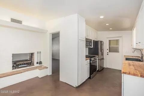 Kitchen - 5322 E Hawthorne St, Tucson, AZ 85711 photo 3 of 4