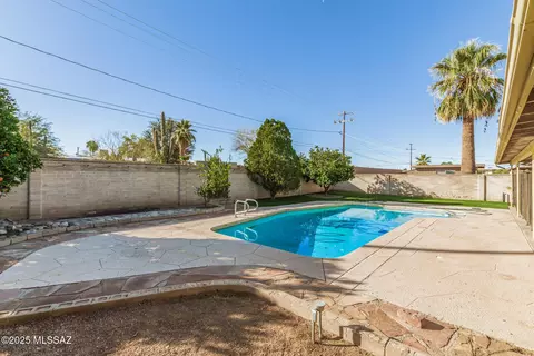 Exterior - 5322 E Hawthorne St, Tucson, AZ 85711 photo 6 of 7