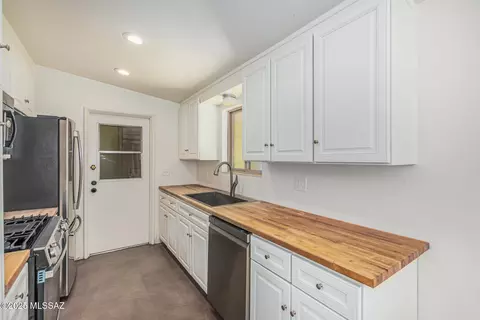 Kitchen - 5322 E Hawthorne St, Tucson, AZ 85711 photo 2 of 4