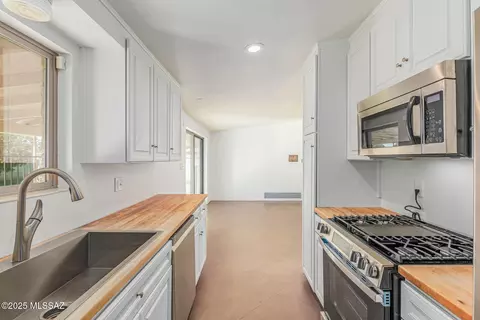 Kitchen - 5322 E Hawthorne St, Tucson, AZ 85711 photo 4 of 4