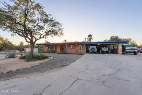 8615 N Hickory Dr, Tucson, AZ 85704