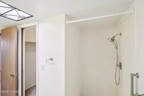 Bath - 4331 E Hampton Cir S, Tucson, AZ 85712 photo 2 of 3