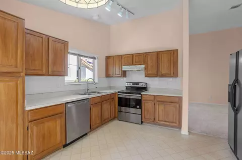 Kitchen - 9960 E Covington St, Tucson, AZ 85748 photo 2 of 3