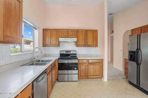 Kitchen - 9960 E Covington St, Tucson, AZ 85748 photo 3 of 3