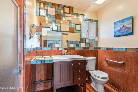 Bath - 2302 E Mitchell St, Tucson, AZ 85719 photo 1 of 2