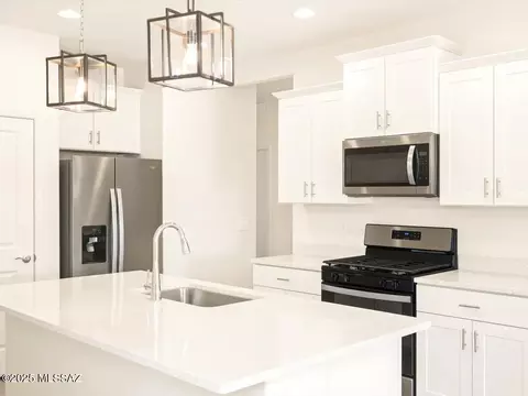 6917 W Sweetshade Ln, Tucson, AZ 85757