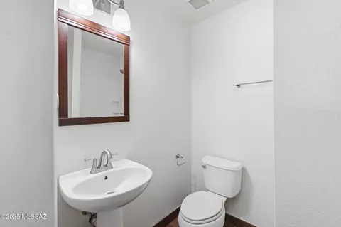 Bath - 852 S Stuart Pl, Tucson, AZ 85710 photo 3 of 4
