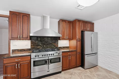Kitchen - 852 S Stuart Pl, Tucson, AZ 85710 photo 3 of 5