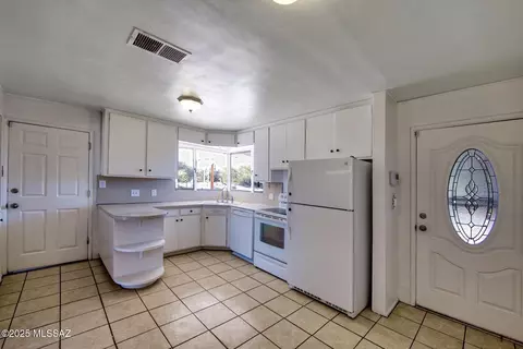 Kitchen - 885 S Post Rd, Benson, AZ 85602 photo 2 of 2