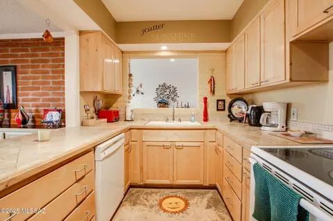 Kitchen - 1007 E Mescal Dr, Sunsites, AZ 85625 photo 3 of 6