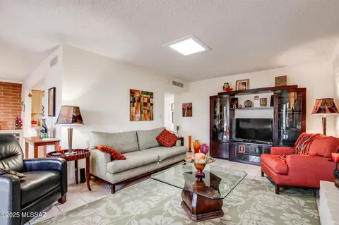Living - 1007 E Mescal Dr, Sunsites, AZ 85625 photo 2 of 4