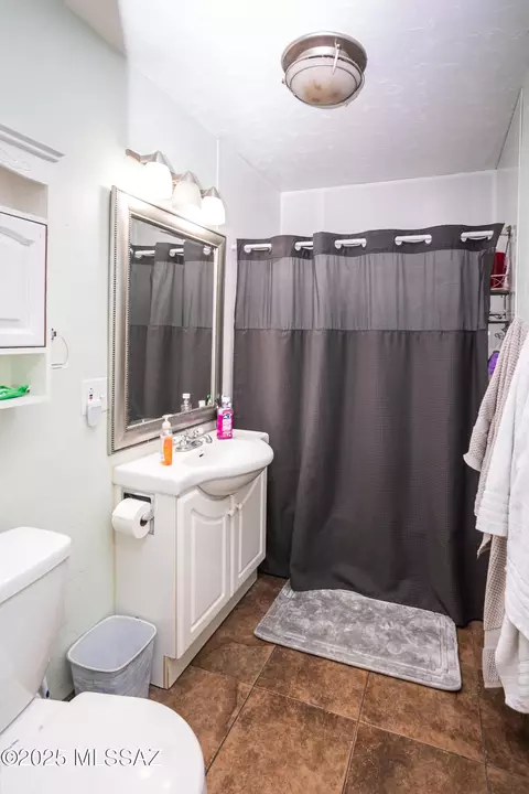 Bath - 408 N Arizona Ave, Willcox, AZ 85643 photo 2 of 4