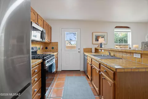 Kitchen - 10482 E Wayne Moody Ln, Tucson, AZ 85747 photo 2 of 3
