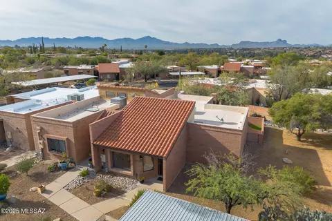 8631 N Little Oak Ln, Tucson, AZ 85704