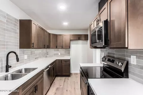 2601 E Warwick Vis, Tucson, AZ 85713