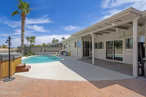 8537 E Pine Valley Dr, Tucson, AZ 85710 photo 4