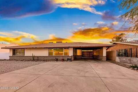 933 N Columbus Blvd, Tucson, AZ 85711
