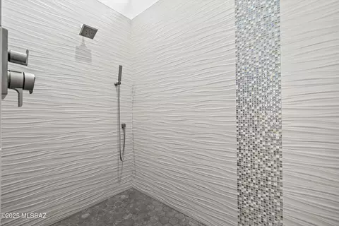 Bath - 65221 E Diamond Ridge Ct, Tucson, AZ 85739 photo 2 of 4