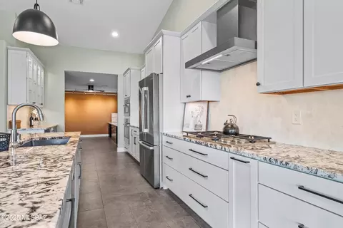Kitchen - 65221 E Diamond Ridge Ct, Tucson, AZ 85739 photo 6 of 8