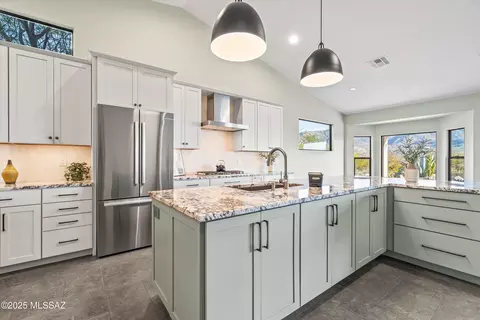 Kitchen - 65221 E Diamond Ridge Ct, Tucson, AZ 85739 photo 4 of 8