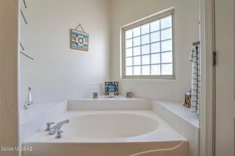 Bath - 10236 E Buffaloberry Loop, Tucson, AZ 85748 photo 3 of 5